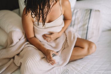 Yatakta ilaç alan bir kadına yaklaş.