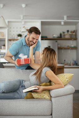 Erkek, kız arkadaşına hediyeyle sürpriz yapıyor..