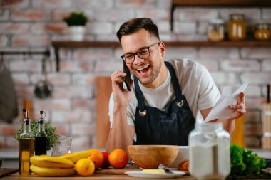 Mutfakta makarna hazırlayan yakışıklı adam. Lezzetli yemek pişiren adam..