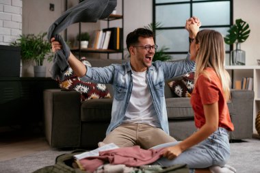 Çift bavul hazırlıyor, yolculuğa hazırlanıyor.