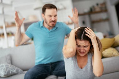 Aile içi şiddet, erkek kadına zarar verme