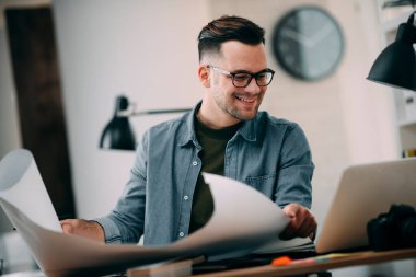 Genç işadamı ofiste çalışıyor. 