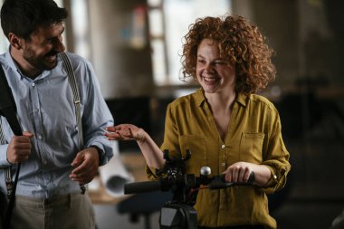 İş kadını ve işadamı ofiste iş tartışıyorlar. Birlikte çalışan iki arkadaş..