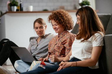 Ofiste konuşan ve gülen kızlar. Ofiste kahve içen güzel kadınlar