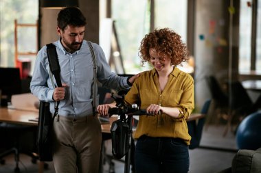 İş kadını ve işadamı ofiste iş tartışıyorlar. Birlikte çalışan iki arkadaş..