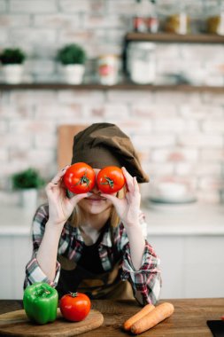 Küçük kız mutfakta eğleniyor. Mutfakta oynayan tatlı kız.