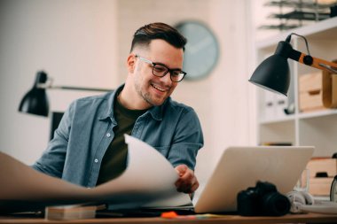 Genç işadamı ofiste çalışıyor. 