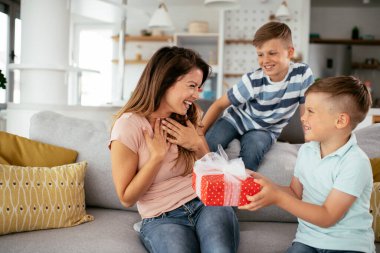 İki küçük oğul annelerine bir hediye veriyorlar. Annem oğullarından hediye aldığına şaşırdı.
