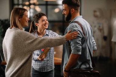 Modern açık uzay ofisinde sıradan iş adamlarından oluşan bir grup. İş kadınları ve işadamları yeni proje hakkında konuşuyor.