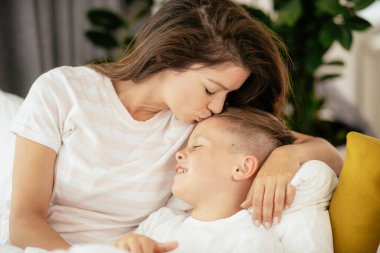 Tatlı anne ve oğul kucaklaşması 