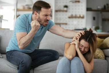 Aile içi şiddet, erkek kadına zarar verme