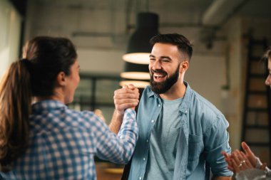 Modern açık uzay ofisinde sıradan iş adamları konuşuyor.. 