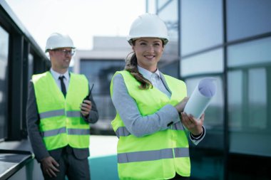 İnşaatta çalışan kasklı iki profesyonel insan dava açtı..