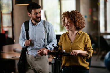 İşadamı ve iş kadını ofiste. İş kadını ve işadamı proje üzerinde çalışıyor