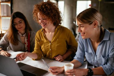 İş kadınları yeni bir proje üzerinde çalışıyor. İş arkadaşları ofiste iş tartışıyor.