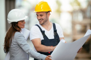 Birlikte proje üzerinde çalışıyoruz. İş kadını ve fabrika işçisi yeni projeyi tartışıyor ve planları tutuyor.
