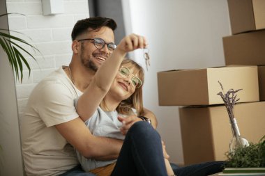 Karı ve kocanın yeni dairelerinin anahtarını tuttukları yakın plan..