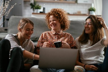 İş kadınları yeni bir proje üzerinde çalışıyor. İş arkadaşları ofiste iş tartışıyor.