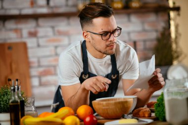 Mutfakta makarna hazırlayan yakışıklı adam. Lezzetli yemek pişiren adam..