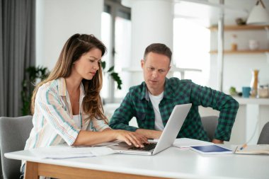 Evde çalışan çift, serbest çalışma kavramı