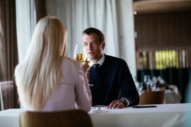 Şarap içen yakışıklı bir iş adamı. İş adamı restoranda eğleniyor.