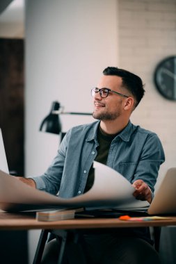 Genç işadamı ofiste çalışıyor. 