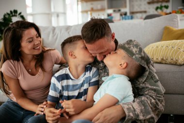 Mutlu aile kanepede birlikte vakit geçiriyor. 