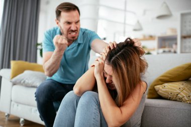 Aile içi şiddet. Koca karısını dövüyor ve bağırıyor..