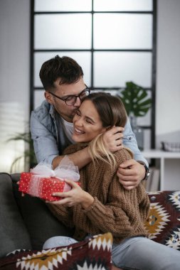 Erkek, kız arkadaşına hediyeyle sürpriz yapıyor..