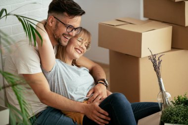 Karı koca daireye taşınıyorlar. Mutlu çift eşyalarını boşaltıyor.