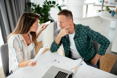 Karı koca faturaları ödemeye hazırlanıyor. Finansal sorunları olan genç bir çift.