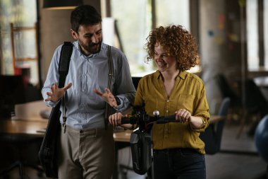 İşadamı ve iş kadını ofiste. İş kadını ve işadamı proje üzerinde çalışıyor