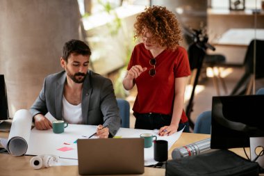 Ofisteki iş adamları. İş kadını ve işadamı kahve içerken iş tartışıyorlar.