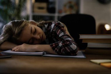 Güzel küçük kız ev ödevi yapmaktan yoruldu. Okul konseptine dönelim.. 