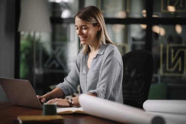 Güzel genç bayan ofiste çalışıyor.