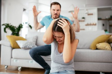 Aile içi şiddet. Koca karısını dövüyor ve bağırıyor..