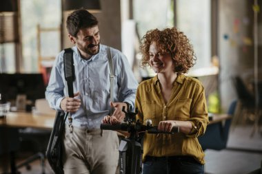 İş kadını ve işadamı ofiste iş tartışıyorlar. Birlikte çalışan iki arkadaş..