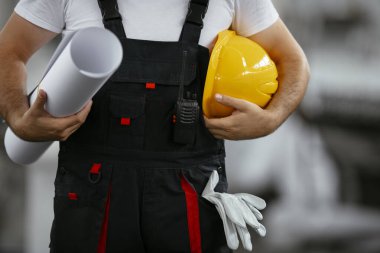 Sarı miğfer takan işçilere yaklaş.