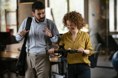 İşadamı ve iş kadını ofiste. İş kadını ve işadamı proje üzerinde çalışıyor