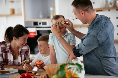 Aile mutfakta eğleniyor.