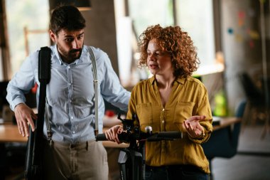 İşadamı ve iş kadını ofiste. İş kadını ve işadamı proje üzerinde çalışıyor