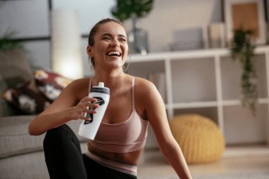 Evde egzersiz yapan genç bir kadın.