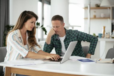 Evde çalışan çift, serbest çalışma kavramı