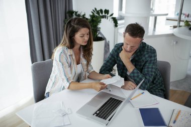 Karı koca faturaları ödemeye hazırlanıyor. Finansal sorunları olan genç bir çift.