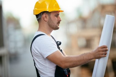 Fabrika işçisi yeni bir proje üzerinde çalışıyor. Fabrika hattı.