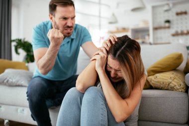 Aile içi şiddet. Koca karısını dövüyor ve bağırıyor..