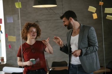 Ofisteki dost canlısı meslektaşlar