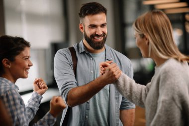 Modern açık uzay ofisinde sıradan iş adamlarından oluşan bir grup. İş kadınları ve işadamları yeni proje hakkında konuşuyor.