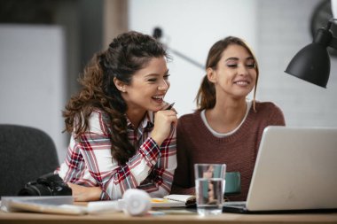 İş kadınları yeni bir proje üzerinde çalışıyor. Çözmeleri gereken problemleri tartışan üniversiteler.