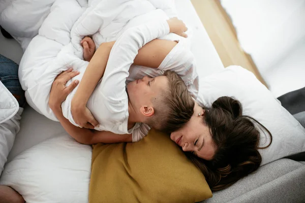 Mère Fils Dorment Dans Lit Femme Heureuse Avec Son Fils — Photo